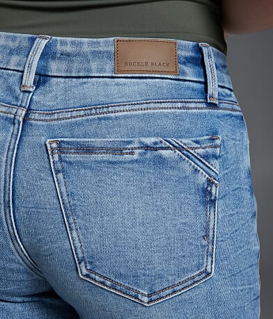 Buckle Black Fit No. 53 Bermuda Stretch Short back pocket view