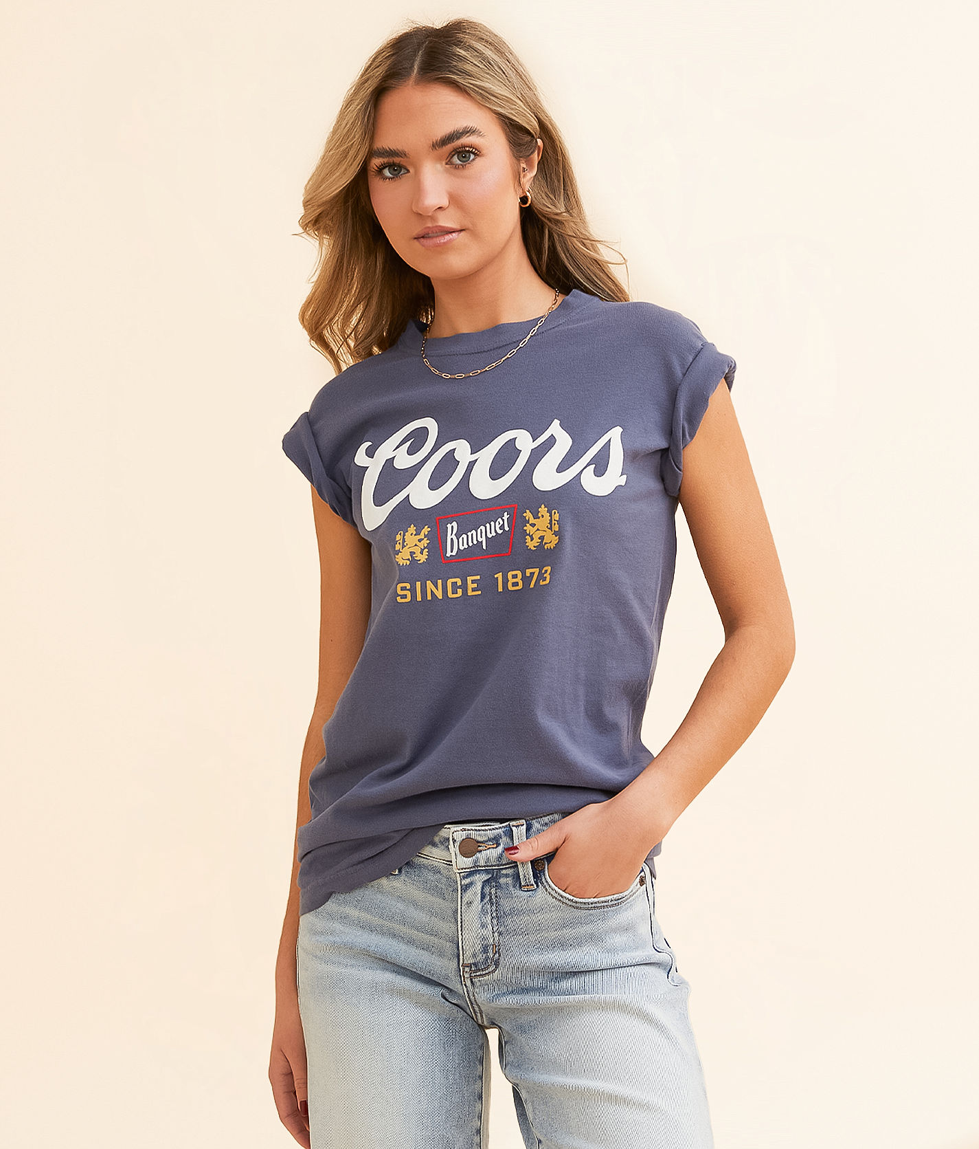 Chevon Tシャツ　Banquet Brew City Coors Banquet T-Shirt - Women's T-Shirts in Navy