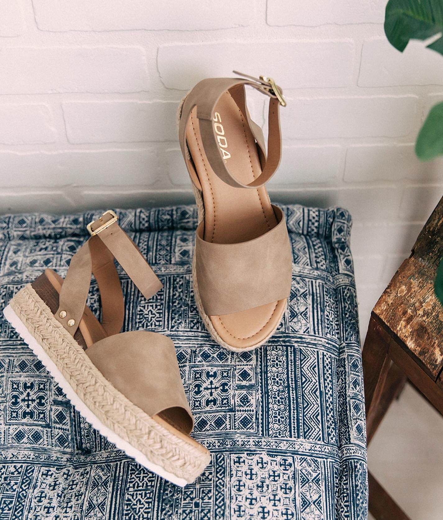 soda flatform sandal