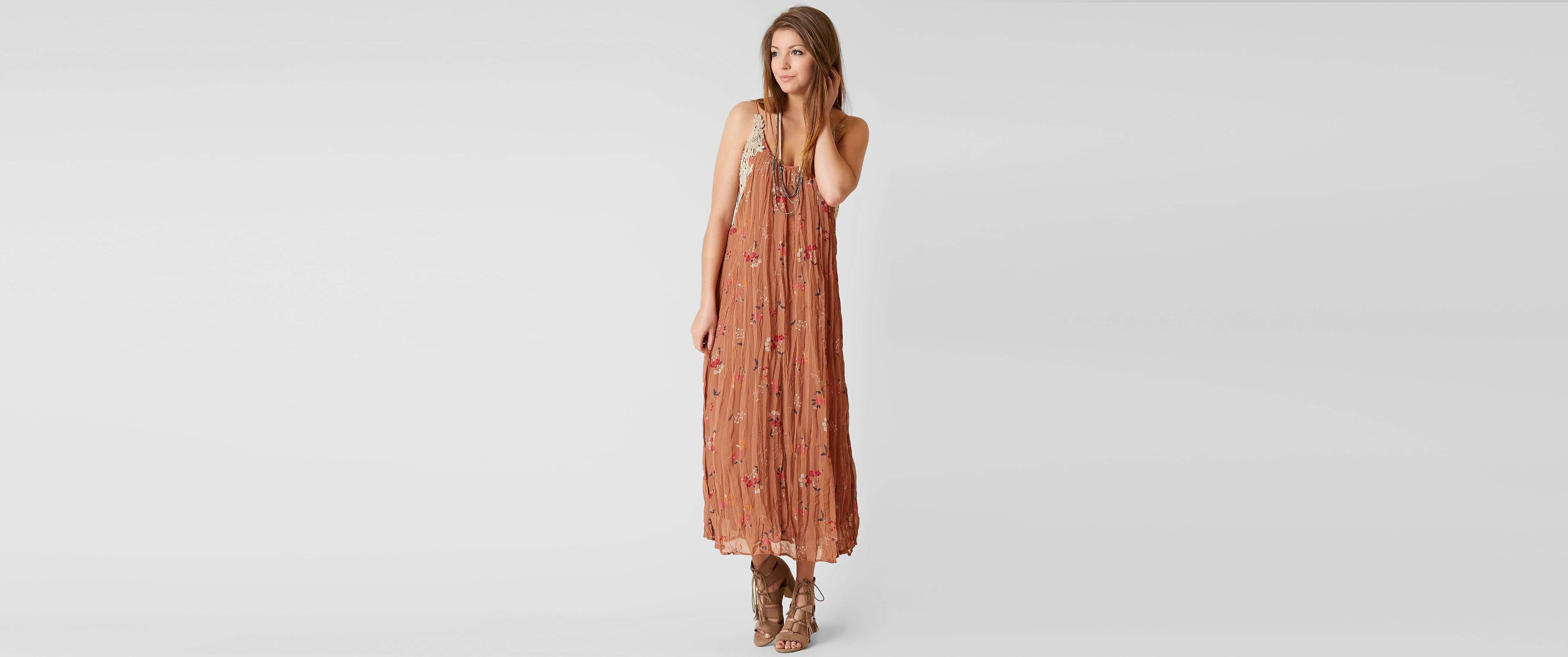 Lush Chiffon Dress - Clothing in Ditsy Floral | Buckle