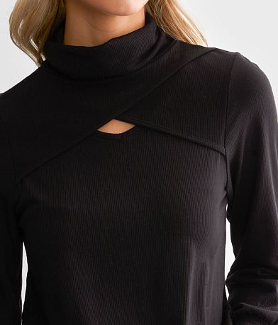 red by BKE Turtleneck Keyhole Top MISC_DETAIL_1
