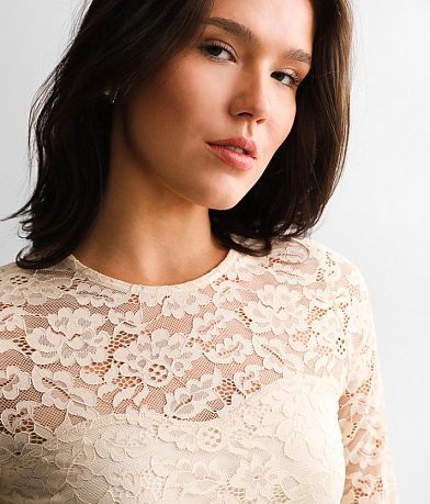 red by BKE Floral Lace Top MISC_DETAIL_1