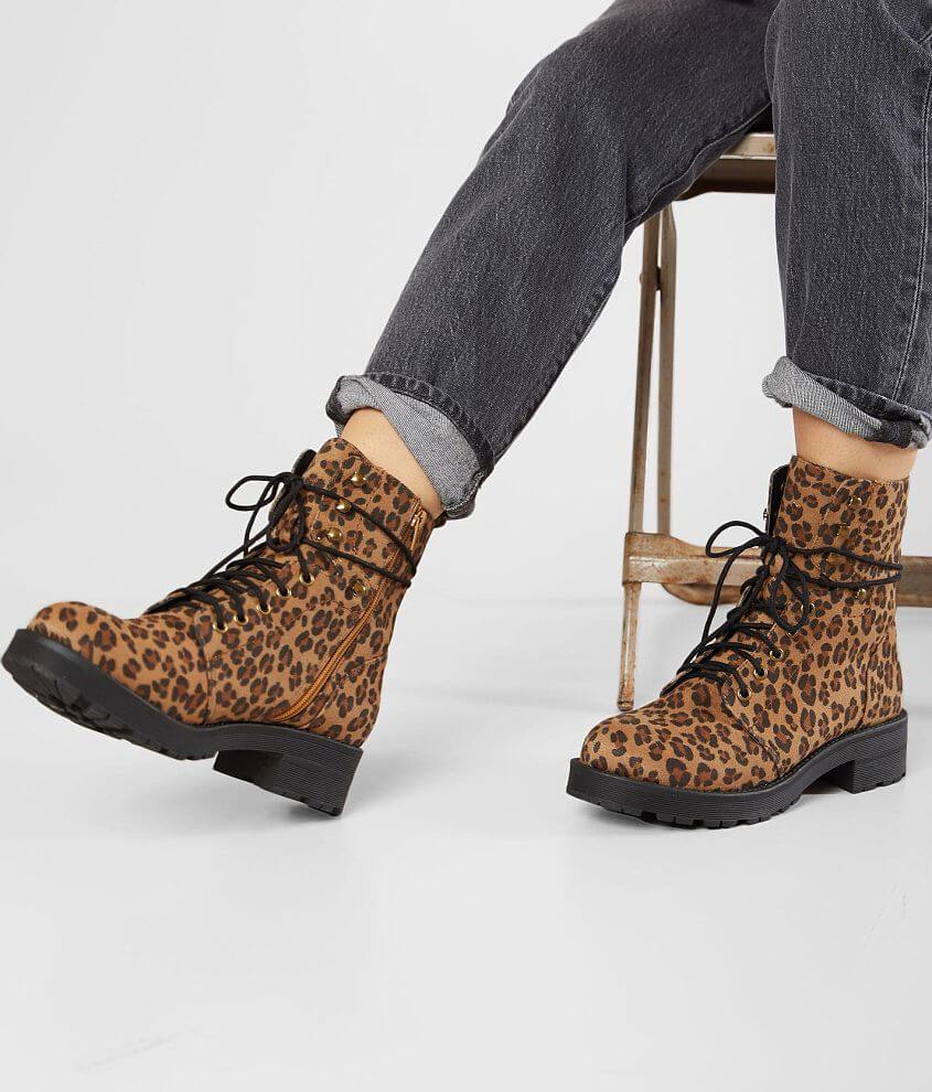 Boots discount leopard texto