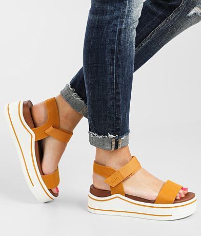 Mia Flatform Sandal misc detail 4 view