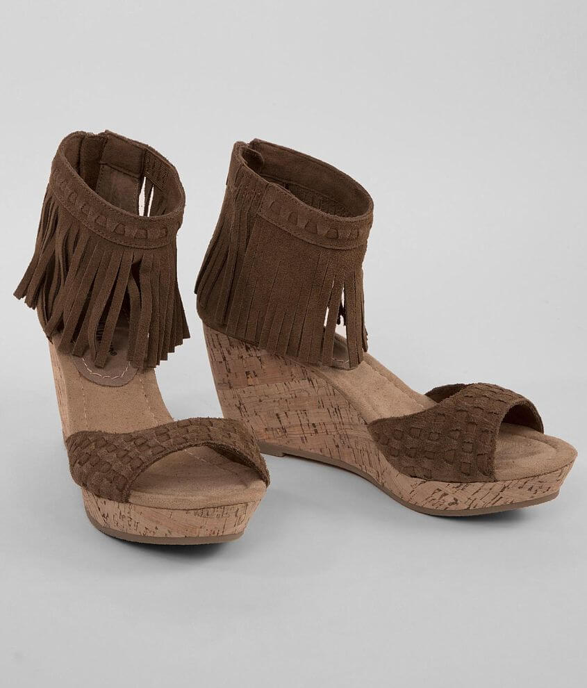 Minnetonka Isabel Wedge Sandal Women s Shoes in Dusty Brown Buckle