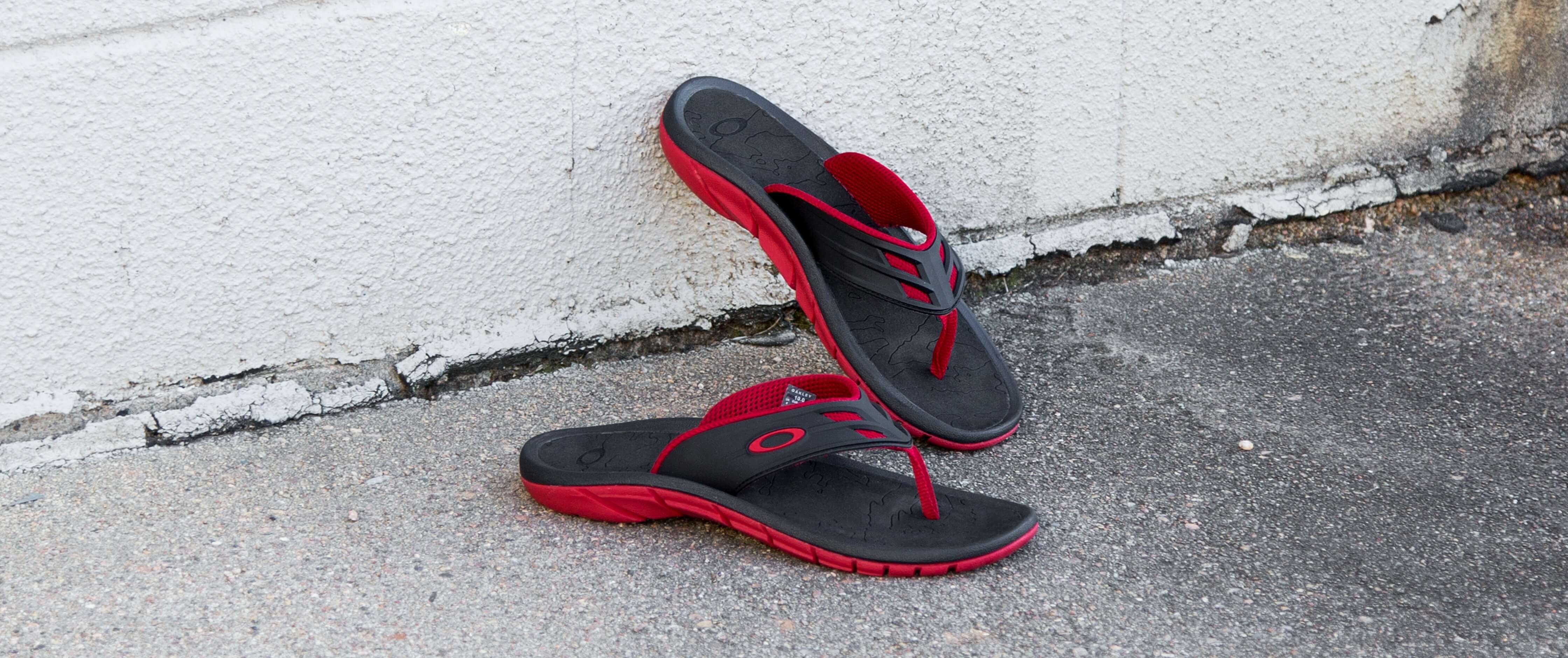 Oakley SuperCOIL Flip Clothing in Redline Buckle