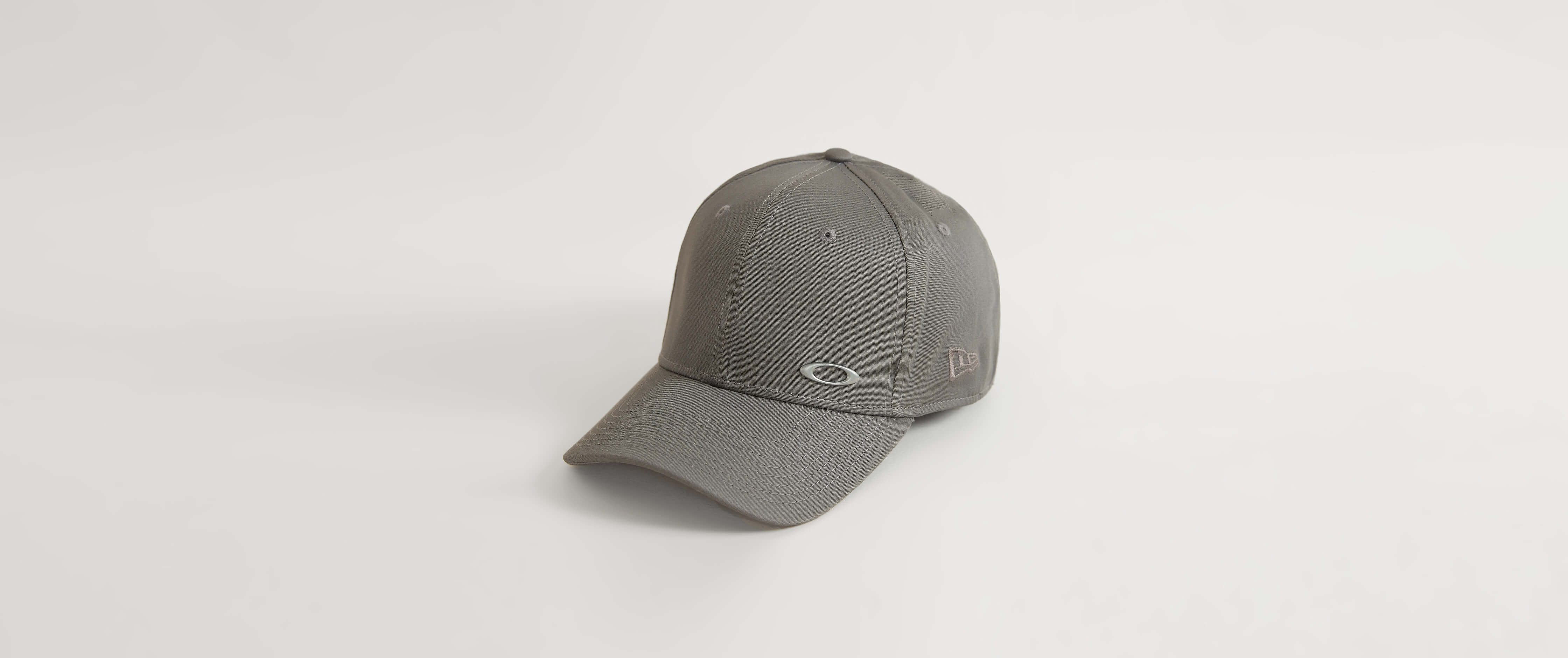 Oakley Tinfoil Stretch Hat Men's Hats in Grigio Scuro Buckle