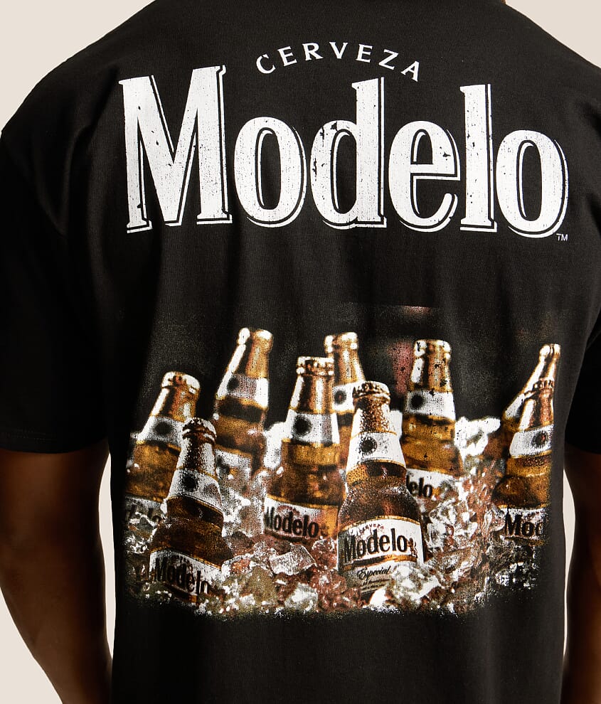 Modelo Jumbo Bottle T-Shirt