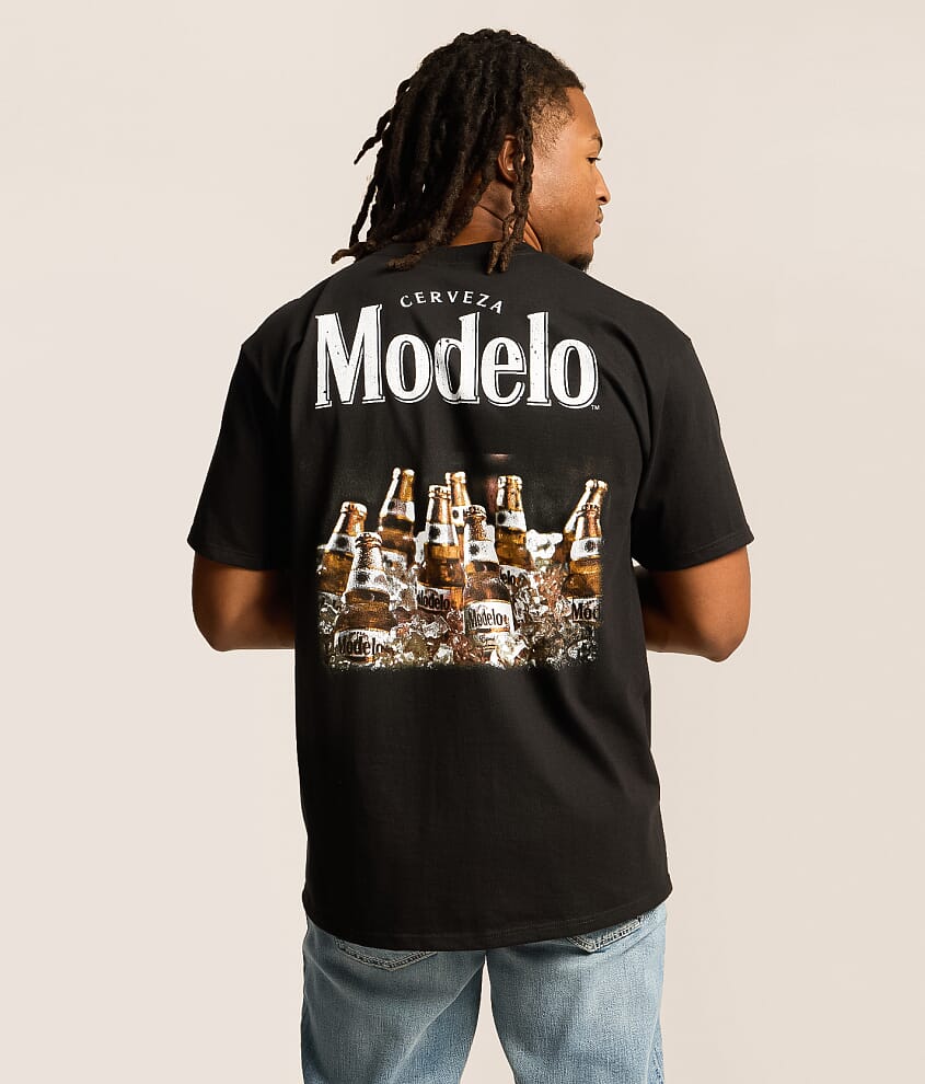Modelo Jumbo Bottle T-Shirt