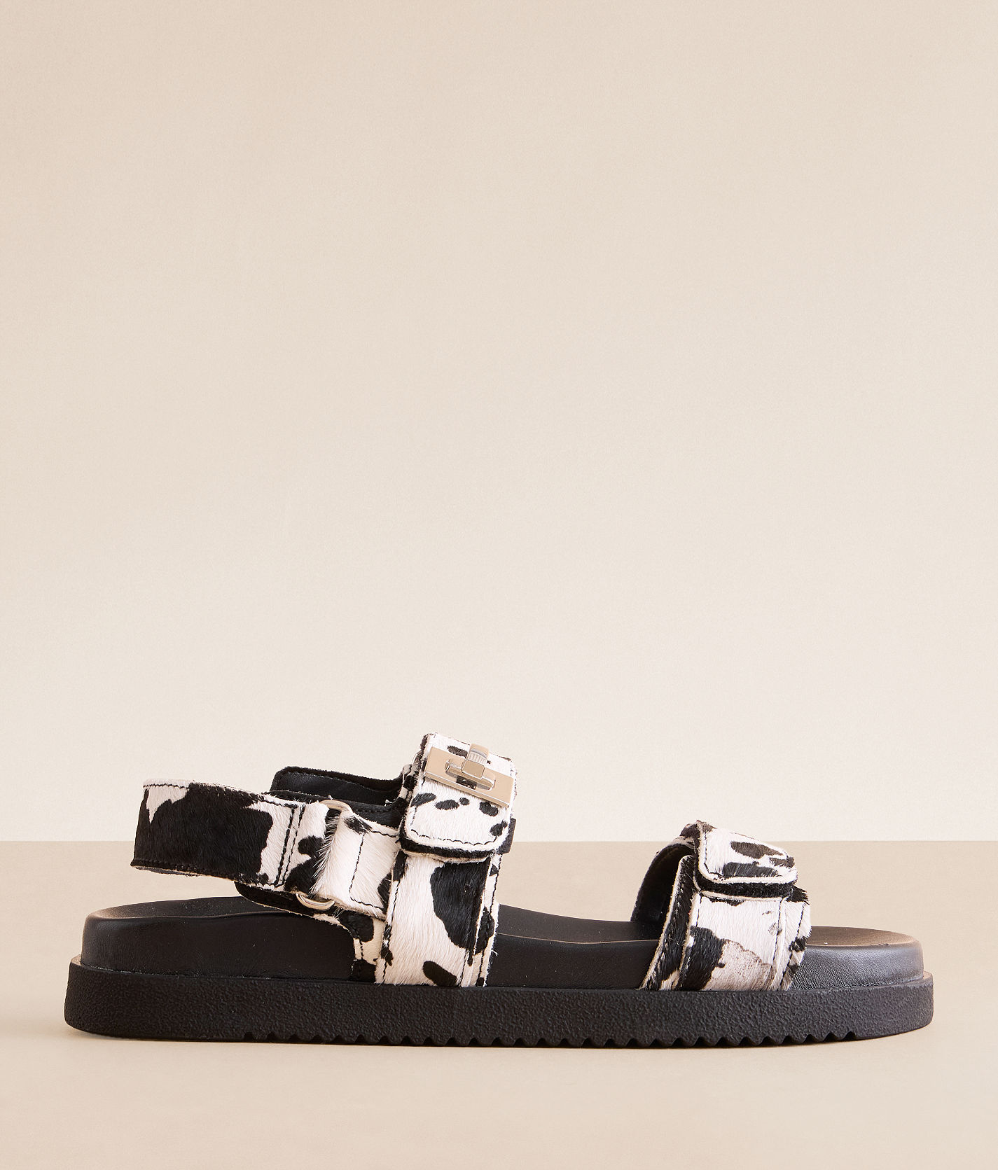 関税なし♪【Steve Madden】Mona Cow★ サンダル Steve Madden Mona Cow Print Sandal - Women's Shoes in Blk