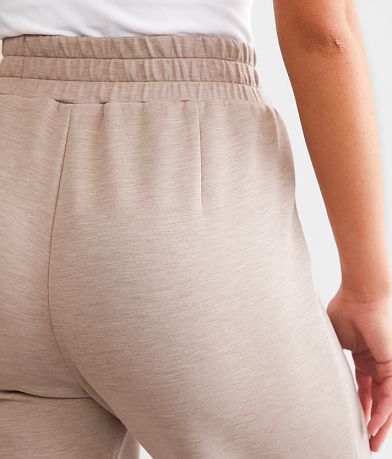 Varley The Rolled Cuff Pant back pocket view