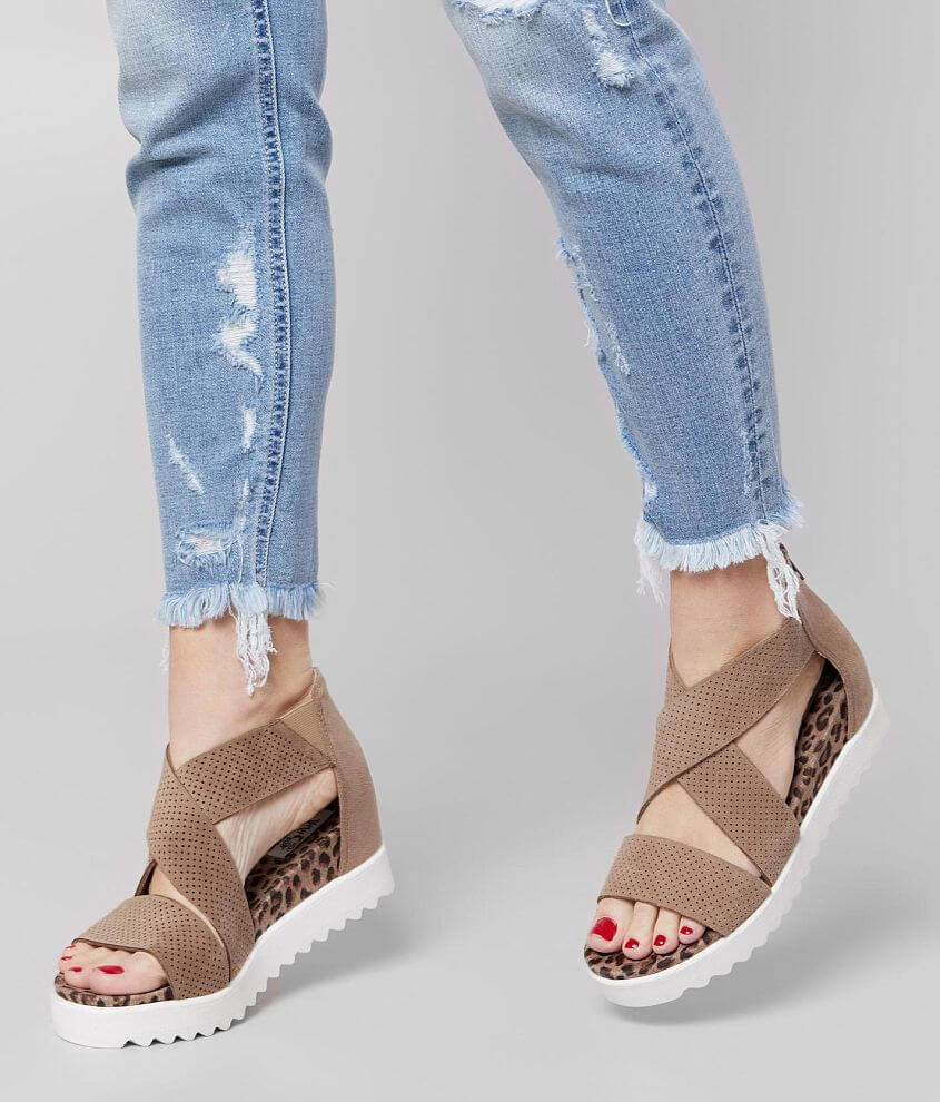 Very G Ace Flatform Sandal Women s Shoes in Taupe Buckle