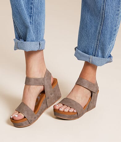 Very G Devon Embossed Wedge Sandal misc detail 5 view
