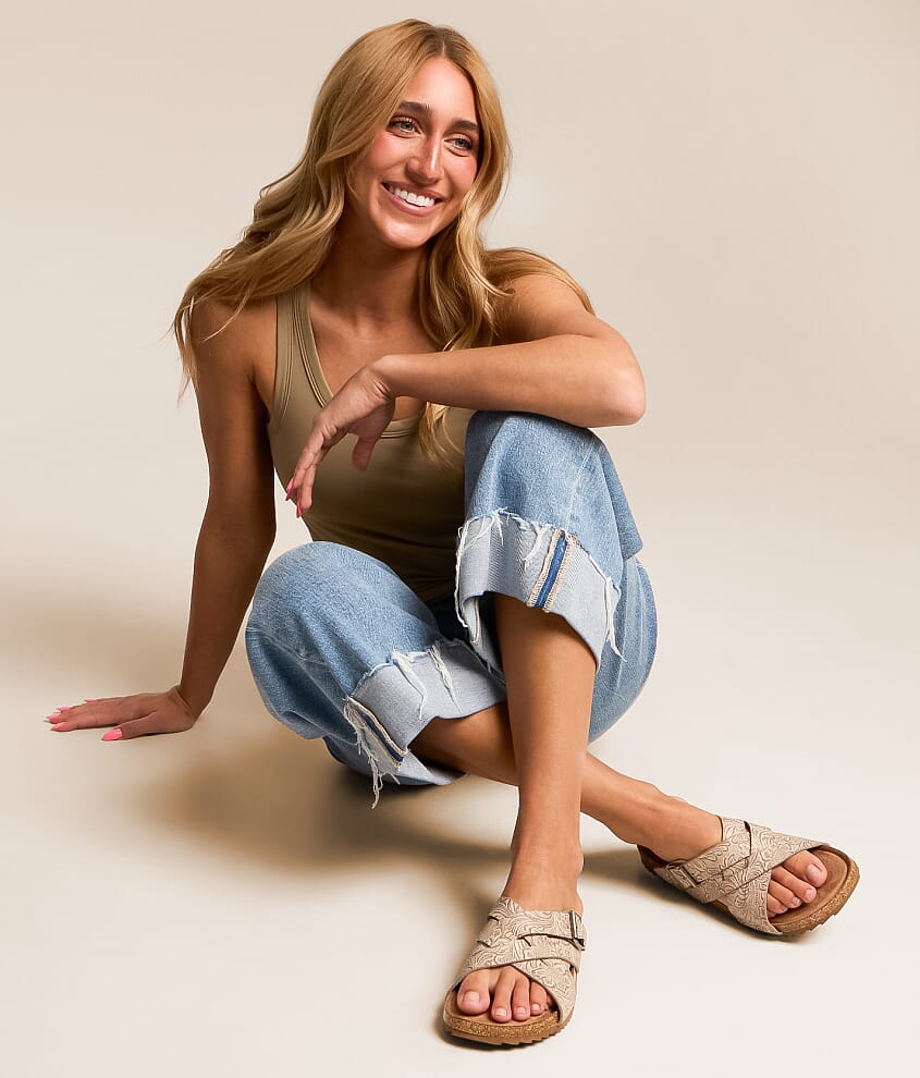 Jayda Tooled Sandal