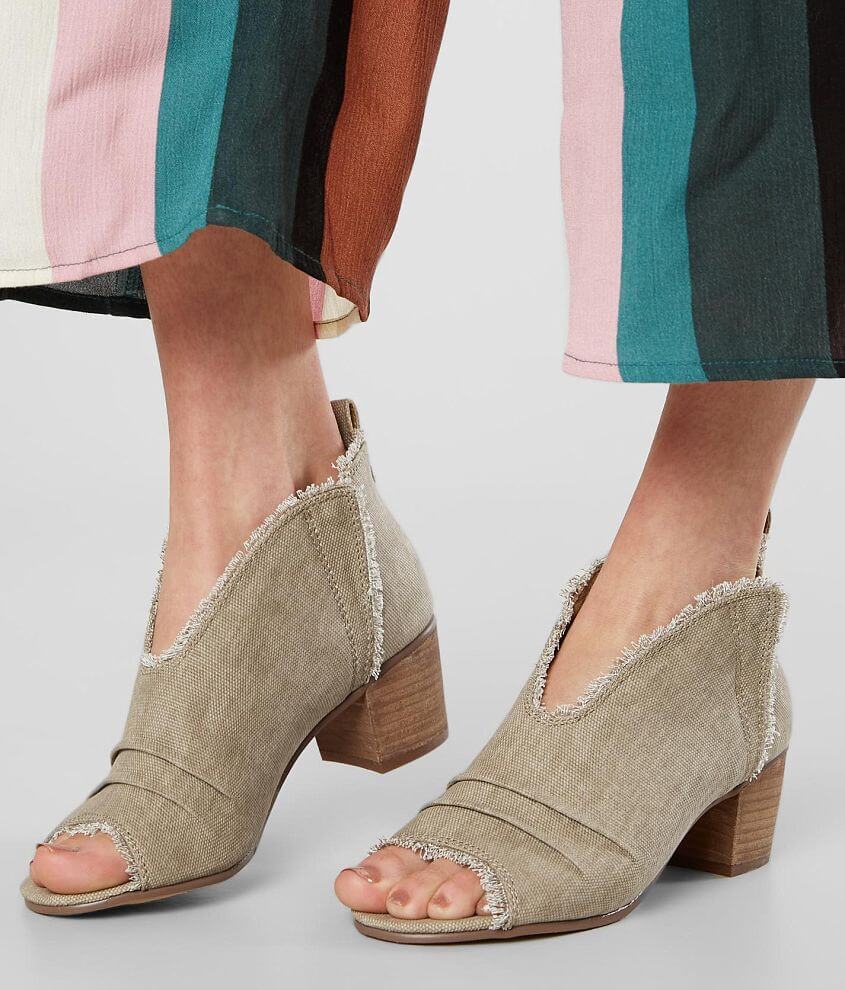 Very G Sunny Shoe Women's Shoes in Taupe Buckle