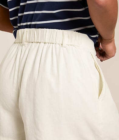 Z Supply Topanga Linen Blend Short back pocket view